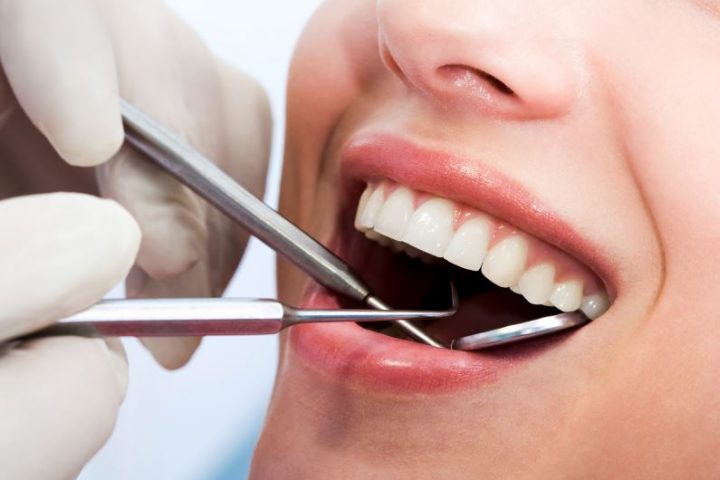 Reconstructive Dentistry: 3 Signs You Need A Tooth Extraction