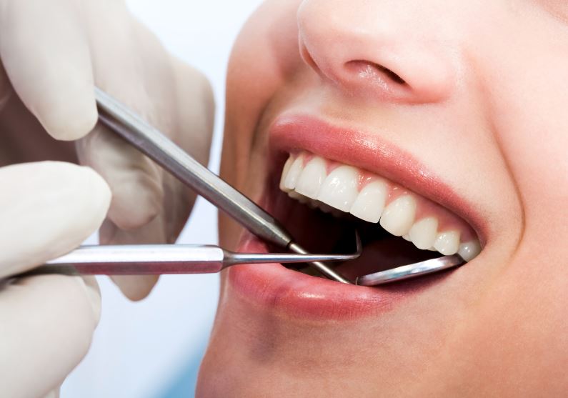 Reconstructive Dentistry: 3 Signs You Need A Tooth Extraction